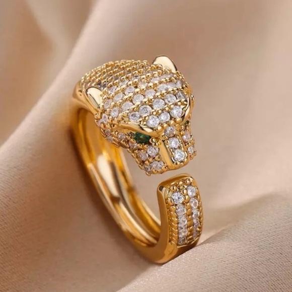 Elegant Gold Panther Ring with Crystal Details - Picture 4 of 8